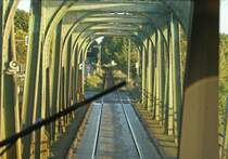 Auf diesem Bild ist gut erkennbar, dass sich Bahn und Stra�e auf der Klappbr�cke Lindaunis eine Fahrspur teilen m�ssen.Im Hintergrund ist noch das alte Formsignal zu erkennen, welches schon bald durch das bereits aufgestellte Lichtsignal ersetzt werden wird.Dieser Anblick bot sich am 29.08.2008 durch die unge�ffnete T�r des Steuerwagens der RB nach Kiel Hbf.