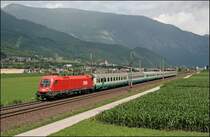 1116 043 ist bei Schwaz mit dem IC 87  TIEPOLO , M�nchen Hbf - Venezia Santa Lucia, von der Bayerischen Landeshauptstadt zum Brenner unterwegs. (08.07.2008)
