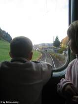 Fasziniert schauen diese beiden Kinder aus dem Frontfenster des RBe 4/4 1405, ob da wohl ein  zuk�nftiger Lokf�hrer auf ''Erkundungsfahrt'' ist wird sich in ein paar Jahren zeigen, jedenfalls haben sie das Eisenbahnerblut, wie auf der Fahrt heraus kam. Hier befinden wir und zwischen Steg und Fischental.