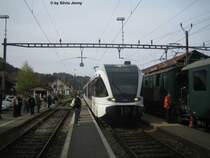 RABe 526 719-0 + 526 784-4 erreichen mit dem Extrazug 33851 am 12.10.08 Bauma. Diese Extraz�ge wurden eingesetzt, um zwischen Winterthur und Bauma 2 Z�ge pro Stunde (20min/40min Takt) anbieten zu k�nnen. Da dieser Zug eine 33xxx-Nummer hat, wird er auch nicht mit ''S26'' beschriftet... Daneben steht der De 4/4 1679 der isch f�r die Bachtelrundfahrt bereit macht.