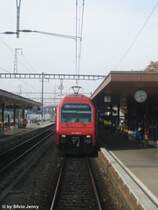 Schnappschuss aus der offenen Plattform des DVZO-Buffetwagens am 12.10.08 in Wetzikon, herhalten musste die Re 450 098-9 ''Gr�ningen'' die soeben Wetzikon mit einer S3 erreicht hat.