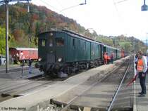 Das Bereitstellen f�r die Bachtelrundfahrten am Seetal Treffen in Bauma war eine eher komplizierte Angelegenheit. Beide Z�ge kamen auf dem gleichen Gleis an. Das Seetalkroki De 6/6 13501 wurde an den Zug, den der De 4/4 1679 angekuppelt. Der De 4/4 umfuhr danach das ganze Gespann, und �bernahm der Zug des Krokodils. Hier wird am 12.10.08 in Bauma gleich der De 4/4 von seiner morgendlichen Bachtel-Komposition abgekuppelt.