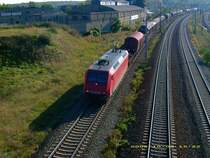 145 044 zieht am 08.10.08 einen G�terzug aus Richtung Halle/Leipzig kommend durch Bitterfeld.