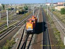 V 100.5 und eine weitere Diesellok der HVLE fahren am 08.10.08 solo durch Bitterfeld. Ist das die richtige Baureihe?