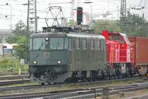 Gemischte Doppeltraktion � la Suisse: Ae 6/6 und Am 843  infra  vor einem Containerzug Richtung Schweiz. Aufgenommen kurz vor Basel-Bad im August 2008.