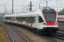 Ein vierteiliger Flirt, RABe 521 028-1, auf Gestellungsfahrt in Basel-Bad. (August 2008).