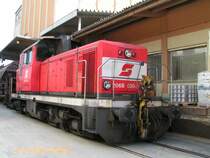 2068 030-2 schiebt einen Tadns auf die Bahnbr�ckenwaage in Klagenfurt; 081014