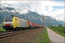 Die Spedition WINNER aus Iserlohn ist durch ihre WINNER&acute;s bei Eisenbahnfreunden bekannt geworden. E189 926RT wird mit einem  WINNER-Express  bei Schwaz auf den Chip gebannt. (08.07.2008)
