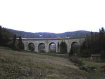 EC 556 am 3.12.04 mit GySEV 1047 bespannt �berquert den Adlitzgraben auf der Semmeringstrecke