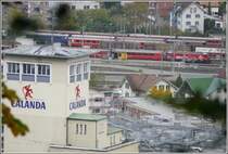 Mitten in Chur steht die Calanda Bierbrauerei und verbreitet ihren Hopfengeruch bis hin zum Bahnhof, wo soeben RE 1128 mit Ge 4/4 III 642  Breil/Brigels  aus St.Moritz einf�hrt. (16.10.2008)
