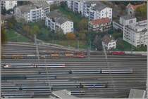 Abstellanlage der SBB und RhB westlich des Bahnhofs Chur. Im Vordergrund ist der vermutlich einzige IC mit RBe 4/4 zu sehen.
Er kommt am morgen als IC 10759 mit drei Wagen aus Z�rich mit Anschlussreisenden f�r den Bernina-Express und macht am Abend die R�ckleistung als IC 10790 nach Z�rich HB. Der Einsatz dieses Saisonzuges endet morgen. (16.10.2008)