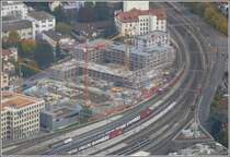 Bahnhof Chur Einfahrkurve Seite Landquart. Links f�hrt R 1526 der RhB nach Schiers aus. Auf Gleis 9 steht IC570 nach Basel SBB, auf Gleis 8 IR 770 nach Basel SBB, Auf Gleis 4 R7836 nach Ziegelbr�cke und bei der Arosabahn rangiert R1424 die leeren Kesselwagen ins Abstellgleis. (16.10.2008)