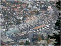 Bahnhof Chur aus der Vogelperspektive. Im Vordergrund sind die alten Bahnhofgeb�ude und der neue Annexbau mit den Geleisen 1 und 2 der Arosabahnzu sehen. Neben dem Fernsteuerzentrum (grau) entsteht auf dem Gel�nde der ehemaligen SBB Hauptwerkst�tte eine Wohn�berbauung. Links unter der Glaskuppel befindet sich die Postautostation (Busbahnhof). (16.10.2008)