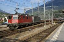 Re 4/4 II 11331 und die gr�ne Re 6/6 11688 fahren am 27.9.08 mit einem G�terzug aus dem Bahnhof Brig aus