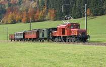Das Seetalkrokodil De 6/6 15301 f�hrt mit einem historischen Zug von B�retswil Richtung Neuthal. Das Foto entstand am 12.10.08. 
