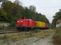 212 036 und 329 mit dem  Putzzug  am 11.10.2008 in A�ling.