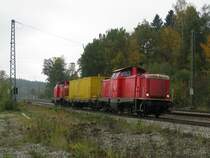 212 036 und 329 mit dem  Putzzug  am 11.10.2008 in A�ling.