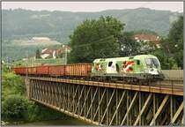 EM-Lok 1116 264  Euromotion  f�hrt mit einem G�terzug �ber die Murbr�cke in Leoben.
31.07.2008