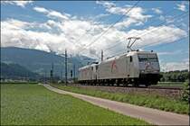 Die Sonne kam gerade herraus als 185 538 und 185 540  HUSKIES  auf dem R�ckweg nach Kufstein sind. (08.07.2008)
