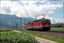 Ebenfalls auf dem R�ckweg nach W�rgl sind 1144 224 (9181 1144 224-3) und eine Schwesterlok. Hier bei Schwaz werden sie auf den Chip gebannt. (08.07.2008)

