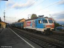 It's time to say goodbye zum 2... Die Re 446 017-6 ''tesa'' steht am 17.10.08 mit dem Enlastungszug S 18051 Z�rich-Altstetten - Einsiedeln in Burghalden. Genau in der Mitte des Zuges befindet sich der EW1 Barwagen, der auf den n�chsten Fahrplanwechsel aufgrund seines schlechten Allgemein Zustandes ausrangiert wird.