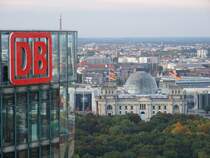 Ein Bild, was Hartmut Mehdorn sicher immer wieder gef�llt:
Der Blick von ganz oben, �ber den Tiergarten, hinab auf den Reichstag. Dort sitzen seine Freunde & Feinde, und wenn er sie nicht sehen will, schaut er (nicht im Bild) weiter nach links und sieht den Hauptbahnhof.

Berlin, am 27.8.08 (aufgenommen vom Geb�ude gegen�ber) 