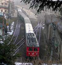 1010 003 mit dem  Erlebniszug Zauberberg  verl��t am 12.12.04 den Bhf. Semmering Richtung M�rzzuschlag