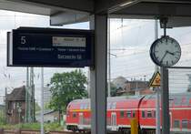 ANGERMÜNDE (Landkreis Uckermark), 16.06.2007, Zugzielanzeiger im Bahnhof Angermünde