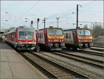 Hochbetrieb im Bahnhof von Ettelbr�ck am 26.10.08, wo sonst sonntags g�hnende Leere herrscht: Der DB Triebzug 628/928 488-9 kommt aus Diekirch, um nach kurzem Halt seine Reise nach Luxemburg fortzusetzen, w�hrend die Triebz�ge 2007 und 2010 als Ersatzz�ge in Ettelbr�ck abgestellt sind. (Hans)