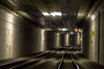 Ludwigshafen, Danziger Platz. In diesem Tunnel fahren gerade noch 22 Z�ge am Tag. Zum Fahrplanwechsel wird das St�ck von Hauptbahnhof zum S�dweststation Stillgelegt. Auch die Haltestelle Danziger Platz wird stillgelegt. Sie ist komplett original wie bei der Er�ffnung erhalten - kein bisschen Vandalismus. Es hat sich daf�r ein Verrein gegr�ndet, der die Haltestelle erhalten will und einen alten D�wag rein stellen will, diesen auf auslieferungszustand bringen und das ganze dann als Museum varmarkten will. Bei einer Tunnelf�hrung fotografiert.