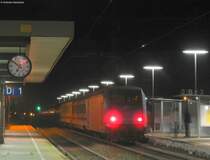 IC 2371 (Hamburg Altona-Konstanz) mit Schublok 101 016-4  Unicef  in St.Georgen(Schwarzw) 26.10.08. Leider hatte sich der Tf so verbremst das der Zug schon zu arg ins dunkele Gefahren