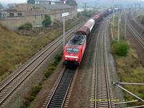 189 018 zieht einen G�terzug am 25.10.08 durch Bitterfeld in Richtung Berlin.