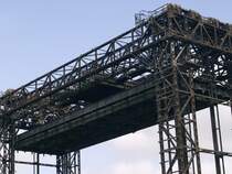 Die Hubbr�cke in Karnin. Deutlich zu sehen ist auch das Maschinenhaus f�r das Hubwerk.