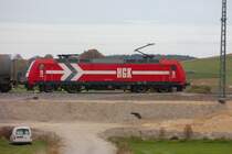 Im fahler werdenden Herbstlicht: 145 CL 015 vor einem Kesselwagenzug kurz vor der �berquerung der A 8 (M�nchen-Stuttgart) bei Jettingen auf der KBS 980 am 21. Oktober 2008.