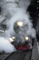 Hier die 52 8055 beim dampf ablas vor der weiterfahrt nach Konstanz.
03.12.2006