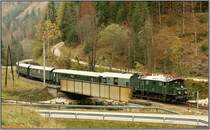 E-Lok 1080.01 f�hrt mit Sonderzug 16749 von Hieflau nach Eisenerz.Hier �berquert der Zug gerade die Erzbachbr�cke in der N�he von Oberjassingau.
25.10.2008