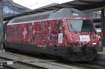 Re 460 mit der EURO 2008 Werbung in Basel fotographiert.
08.12.2007