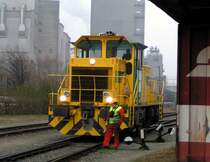 Die Anschlu�bahn in die Papierfabrik Frantschach in K�rnten wird von der Fabrik selbst bedient - hier wartet die Werkslok der Papierfabrik am 17.12.04 auf einige Waggons mit Rundholz 