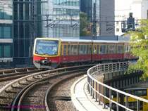 S-Bahn Berlin BR 481 unterwegs auf der S7. Dieser Zug f�hrt um 09:52 im Bahnhof Zoo ab -aber nicht nach K�penick, wie Fahrtzielanzeiger auf dem Bahnsteig und Fahrplan (auch online) versprechen, sondern nur bis Ostkreuz. Aufgrund von Bauarbeiten in Rummelsburg f�hrt die S7 an diesem Tag nur bis Ostkreuz und ab dort herrscht SEV nach Lichtenberg

27.09.2008 Berlin-Bf Zoologischer Garten 