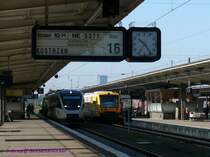 Mit der Oderlandbahn nach KOSTRZXN!
Oder doch nach K�strin, das polnisch Kostrzyn hei�t? Nun diese schwierigen polnischen Namen haben die Anzeige hier in Berlin-Lichtenberg jedenfalls verwirrt.
Der graue NEB-VT 643.20 (Talent) f�hrt als NE5371 von Berlin-Lichtenberg (ab 10:31) �ber M�ncheberg (an 11:09) nach Kostrzyn (an 11:46).  Rechts der gelbe Regio-Shuttle ODEG-VT 650-79, der als Zug OE80261 von B-Lichtenberg (10:27 ab) nach Werneuchen (10:56 an) f�hrt.

27.09.2008 Berlin-Lichtenberg