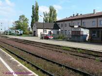 Turmbahnhof Kostrzyn (K�strin-Neustadt): Bahnsteig 1 -oben- mit zweisprachig beworbener Friseurwellblechbude. Trotz potentieller Kundschaft hatte diese allerdings Samstags geschlossen.
Hinten steht Triebzug SA133-008 der Wojewodschaft Lebus = Wojew�dztwo lubuskie.
