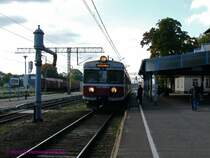 Der PKP EN57-1538 hat mich nach Rzepin gebracht. Er f�hrt als Zug 8722 von Szczecin=Stettin (ab 11:45) �ber Kostrzyn=K�strin (ab 14:17) und Rzepin=Reppen (14:55) nach Zielona Gora=Gr�nberg (an 16:23). Links ein alter DR-Wasserkran, gebaut vom Krausewerk in Neusalz (Oder).
27.09.2008  Rzepin (Reppen)