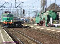 Rechts steht die 1949 gebaute Schnellzuglok Pt47-14 und links f�hrt die EU07-349 mit einem Schnellzug von Szczecin (Stettin) nach Poznan (Posen) in Stargard ein.

06.04.2007 Stargard