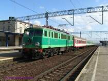 PKP EU07-068 mit einem Schnellzug nach Szczecin (Stettin) beim Halt in Stargard.

06.04.2007 Stargard