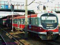 EN57-2052 mit Fahrtziel Swinoujscie (Swinem�nde)
Die dreiteiligen Elektrotriebz�ge der Reihe EN57 sind in Polen in riesigen St�ckzahlen unterwegs und derzeit noch unverzichtbar. Sie sind allerding sichtbar �lterer Bauart. Daher wurden einige dieser Triebz�ge erheblich modernisiert. Diese modernisierten Z�ge sind in der Reihe EN57-2000 (ab EN57-2001) eingereiht.

06.04.2007 Szczecin-Glowny