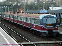 EN57-2025 im Abendlicht mit Fahrtziel Swinoujscie (Swinem�nde)
Die dreiteiligen Elektrotriebz�ge der Reihe EN57 sind in Polen in riesigen St�ckzahlen unterwegs und derzeit noch unverzichtbar. Sie sind allerding sichtbar �lterer Bauart. Daher wurden einige dieser Triebz�ge erheblich modernisiert. Diese modernisierten Z�ge sind in der Reihe EN57-2000 (ab EN57-2001) eingereiht.

06.04.2007 Szczecin-Glowny
