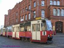 Tram 1033 unterwegs auf Linie 8 vor der Hauptpost.

Die hier eingesetzten polnischen Standardtrams vom Typ Konstal 105Na unterscheiden sich gern in Details: Der rotlackierte 1033 hat einen Einholmb�gel, eine Klimanalage f�r die Fahrerkabine, einen Lautsprecher au�en �ber der ersten T�r, sowie eine Matrixzugzielanzeige. Er besitzt �ltere Klappt�ren mit je einem Fenster.  Die Linienstecknummer befindet sich an der Seite.

06.04.2007 Szczecin (Stettin)