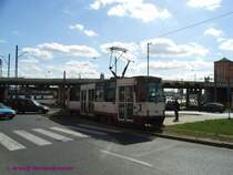 Tram 708 f�hrt auf der Linie 3 am Abzweig Oderwieck in Richtung Neues Rathaus.

Die hier eingesetzten polnischen Standardtrams vom Typ Konstal 105Na unterscheiden sich gern in Details: Der 708 hat einen Scherenb�gel, die Linienstecknummer an der Seite und die wei�e Lackierung mit rot-blauer Sch�rze in den Stadtfarben. Er besitzt neuere Klappt�ren mit je zwei Fenstern. Statt der Kunstoffeinfassungen f�r die Frontscheinwerfer hat er einfache Einfassungen in Wagenfarbe.

06.04.2007 Szczecin (Stettin)
