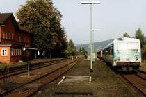 628 619-3/928 619-6 mit RB 34595 (Oberweser-Bahn) Bodenfelde-G�ttingen auf Bahnhof Bodenfelde am 13-10-2001. Heute fahren hier nur moderne Triebwagen. Bild und scan: Date Jan de Vries. 