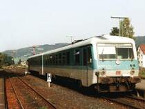628 617-3/928 617-0 mit RB 34588 (Oberweser-Bahn) G�ttingen-Ottbergen auf Bahnhof Bodenfelde am 13-10-2001. Bild und scan: Date Jan de Vries. 